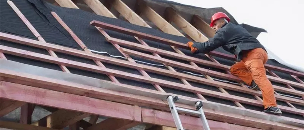 mężczyzna podczas montażu dachu